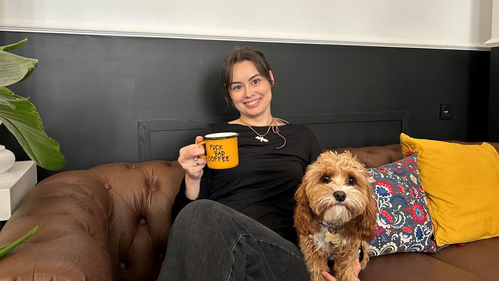 Die 29-jährige Katya Pushchalo hat sich mit ihrem Café einen Lebenstraum erfüllt. Ihr Hund Lew ist oft mit dabei.