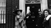 Die Schauspielerin Prunella Scales im Jahr 1975 vor Downing Street 10 in London. (Archivbild)