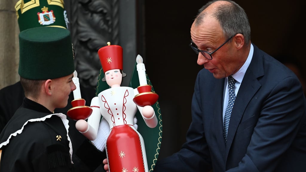 Bundeskanzler Friedrich Merz wurde beim Antrittsbesuch in Sachsen in Dresden von einer Bergmannskapelle begrüßt.