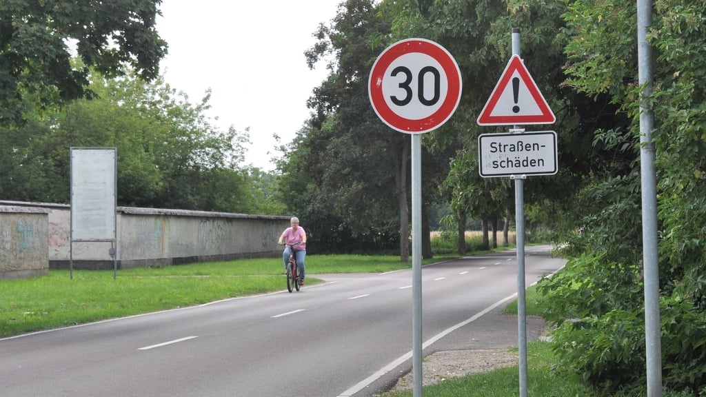 Im Bereich des Garagenkomplexes (links) soll der neue Radweg nach Mützel beginnen.