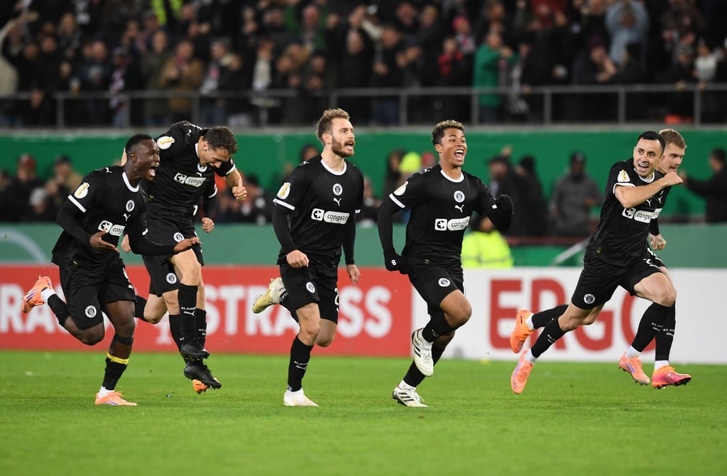 Der FC St. Pauli jubelt nach dem Sieg im Elfmeterschießen.