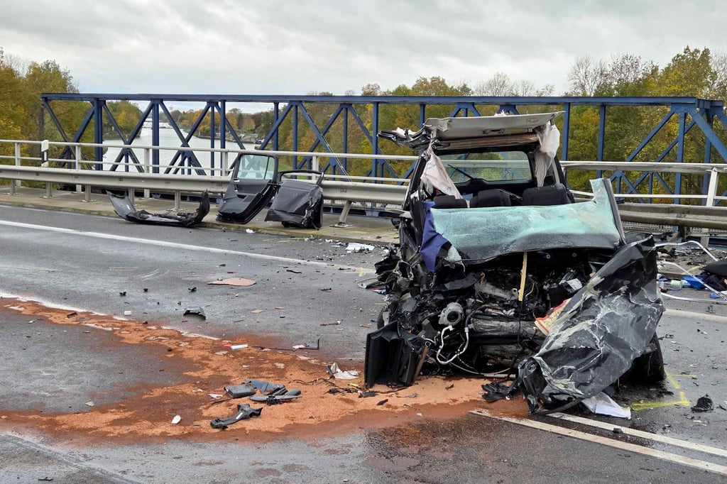 Der 53-Jährige wurde aus dem Wrack geborgen und kämpft weiterhin im Krankenhaus um sein Leben. (Archivbild)