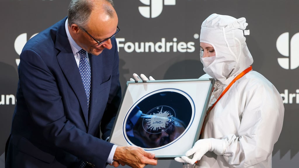 Bundeskanzler Friedrich Merz hat den Chiphersteller Globalfoundries in Dresden besucht.