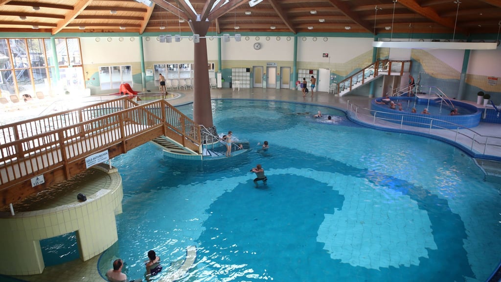 In Thüringen wird über den Erhalt von bedrohten Schwimmbädern diskutiert - hier das Bad in Bad Salzungen. (Symbolbild)