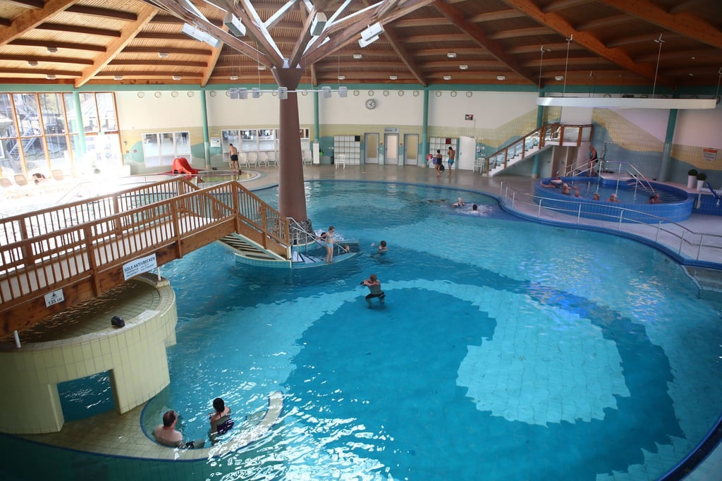 In Thüringen wird über den Erhalt von bedrohten Schwimmbädern diskutiert - hier das Bad in Bad Salzungen. (Symbolbild)