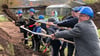 Bauherr, Projektbeteiligte, Ortsvertreter und künftige Nutzer greifen gemeinsam zu den Spaten: Der Bau des neuen Hortes in Gernrode ist offiziell gestartet.