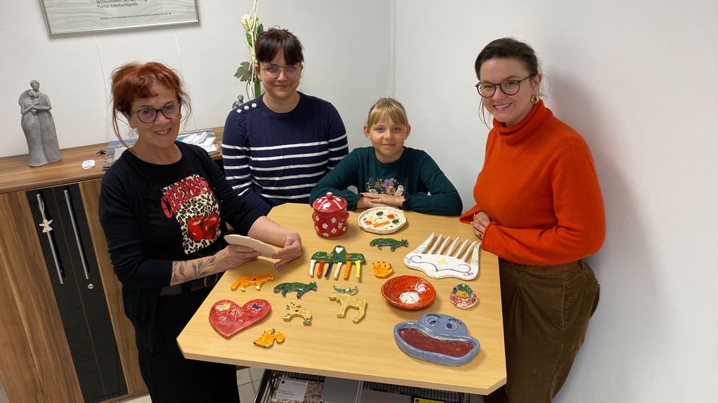 Schlusspunkt für die Töpfer-Aktion des Tiergartenfests der CDU im August: Kursleiterin Sabine Rotter und Bundestagsabgeordnete Anna Aiekens (links und rechts) mit den Teilnehmerinnen Anne-Marie Walter (32) und Miriam Glienke (8).