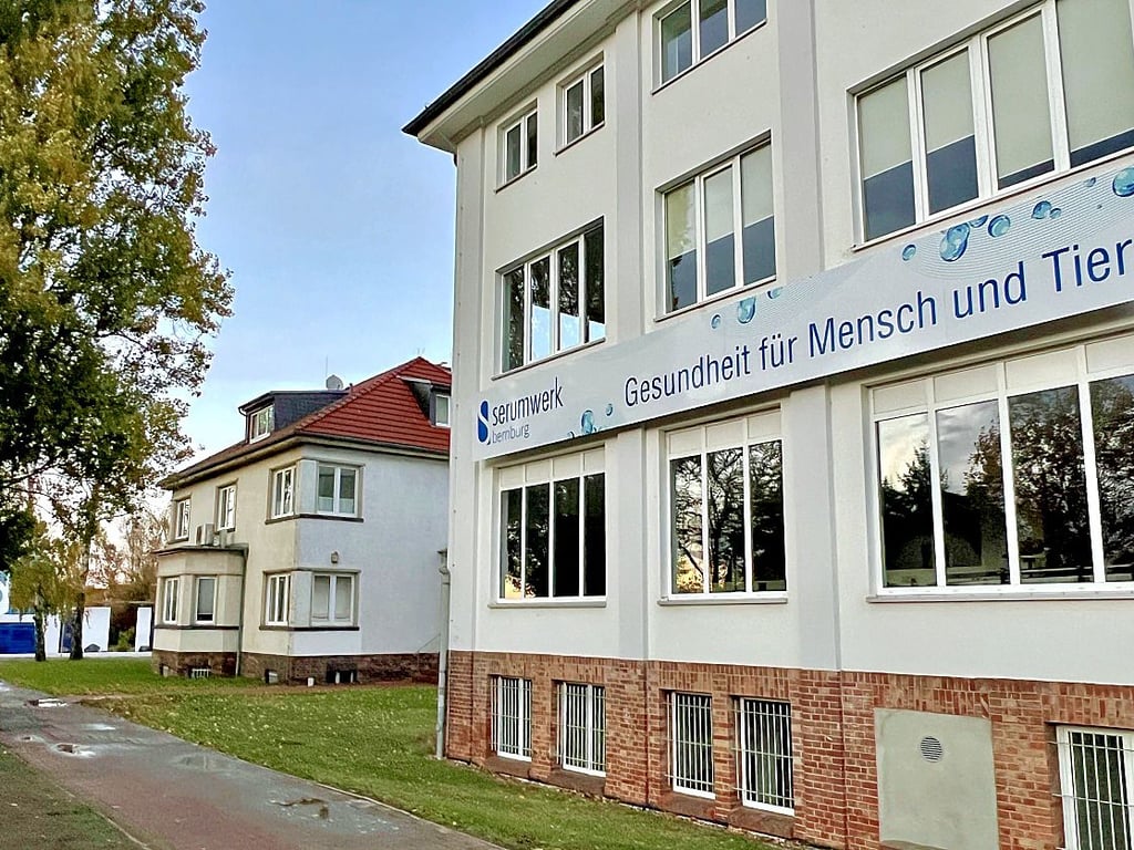 Das Serumwerk Bernburg wehrt sich gegen die Vorwürfe.