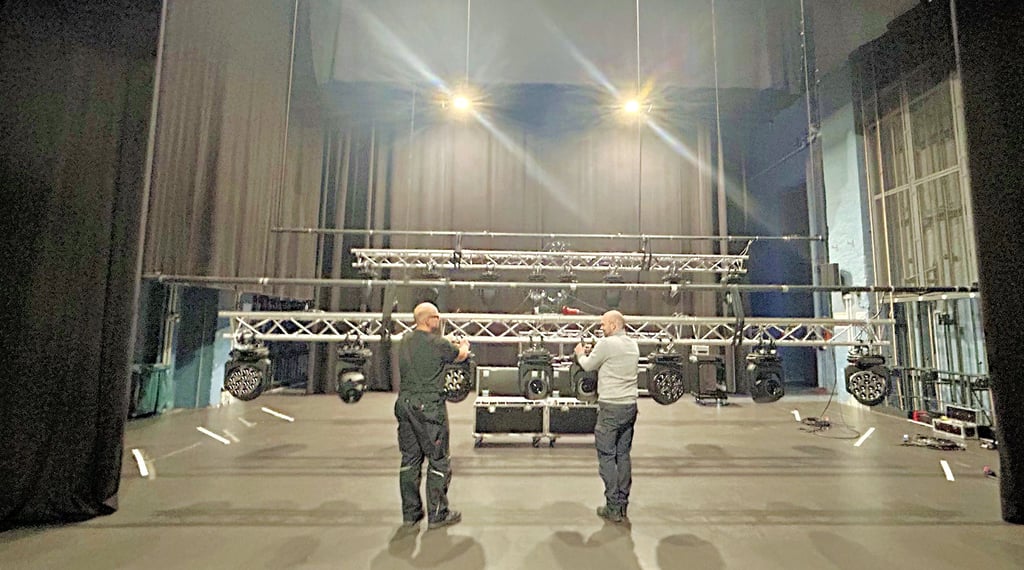 Steffen Grabaritz und Florian Sohr von Jeske Media bauen die Lichttechnik für das  „Classic Music Festival“ im Städtischen Kulturhaus Wolfen auf.