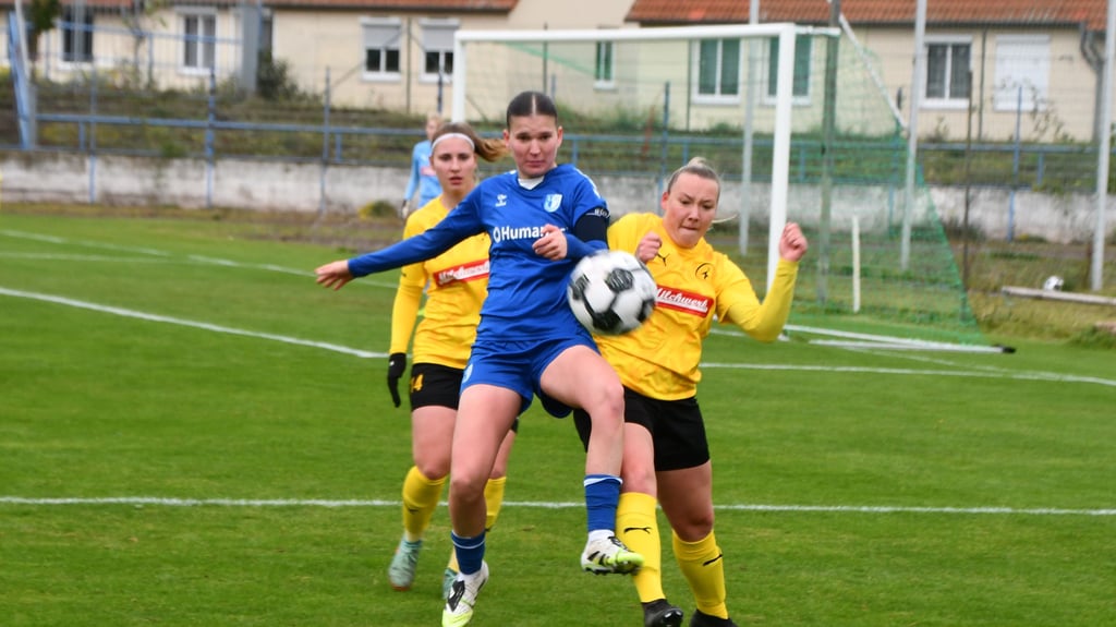 Amy Cienskowski (links) mühte sich mit dem 1. FC Magdeburg zu drei Punkten gegen Fortuna Dresden.