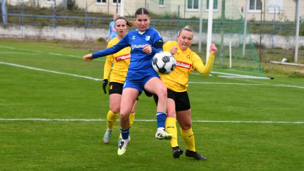 Amy Cienskowski (links) mühte sich mit dem 1. FC Magdeburg zu drei Punkten gegen Fortuna Dresden.