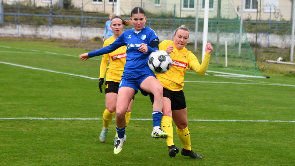 Amy Cienskowski (links) mühte sich mit dem 1. FC Magdeburg zu drei Punkten gegen Fortuna Dresden.