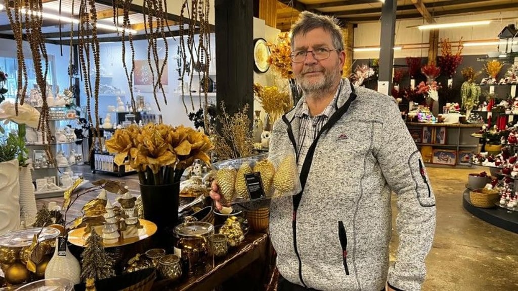 Alf Krause aus Langendorf bei Weißenfels hat sich für goldene Zapfen entschieden - farblich passend zu der Deko, die er schon zu Hause hat.