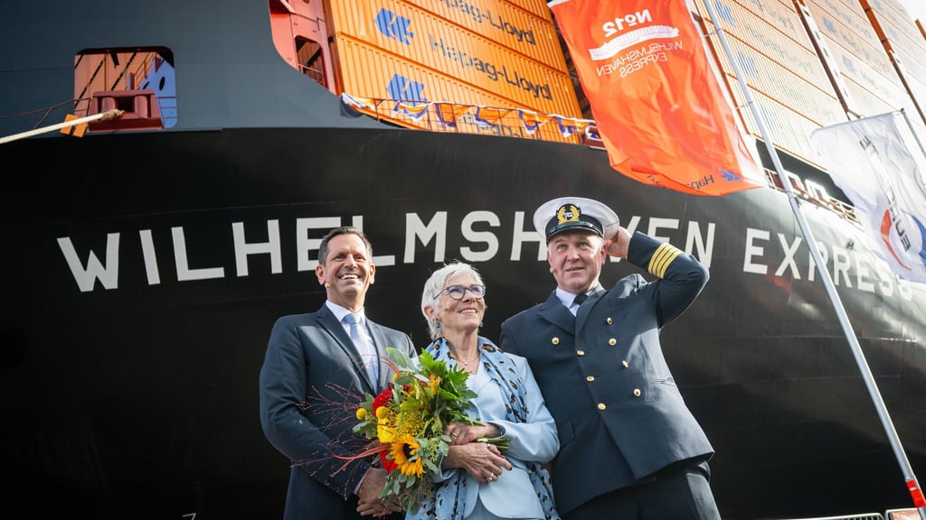Wibke Friedrichs-Firmin übernahm die Schiffstaufe der „Wilhelmshaven Express“.