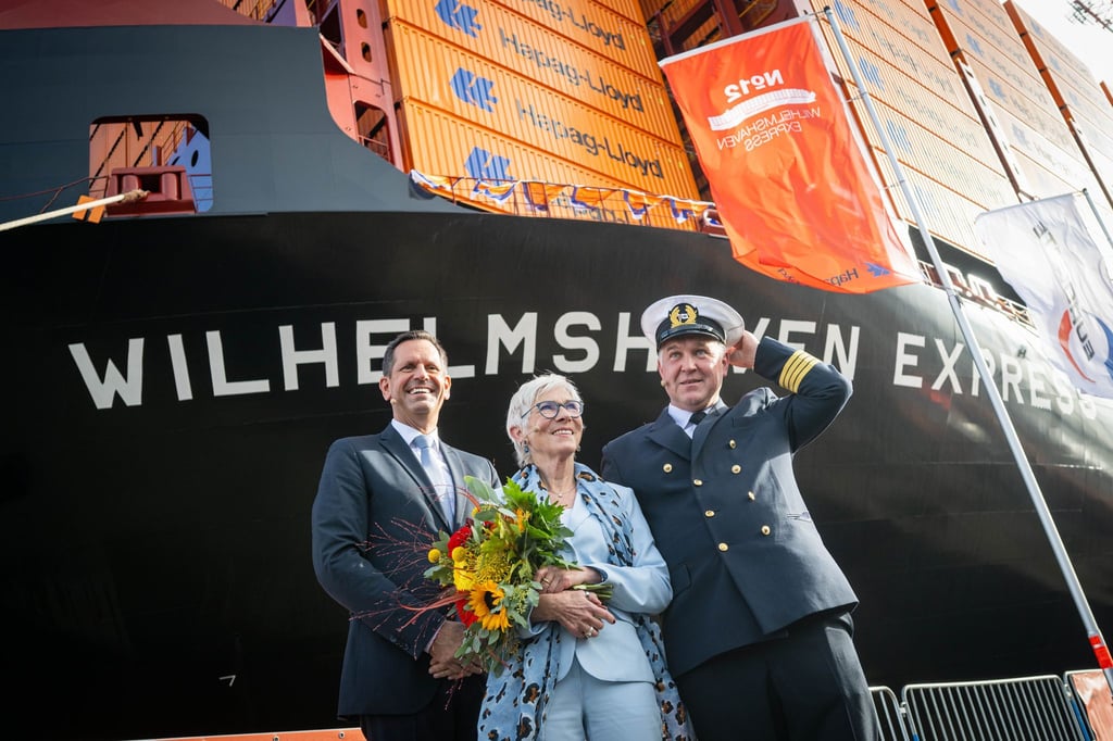 Wibke Friedrichs-Firmin übernahm die Schiffstaufe der „Wilhelmshaven Express“.