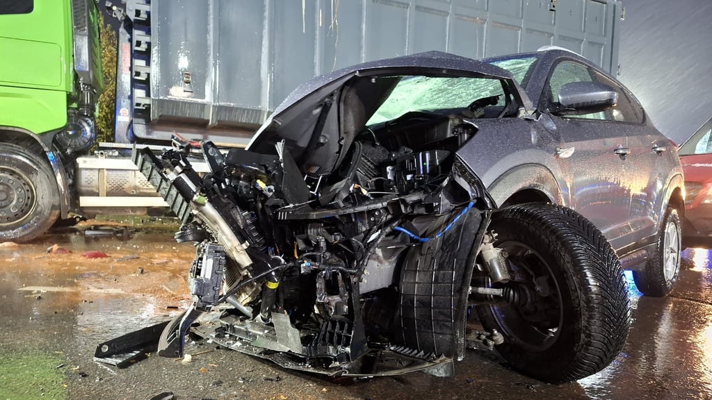 Nach einer Kollision zwischen Lkw und Pkw bei Querfurt mussten Einsatzkräfte am Dienstag zwei Menschen aus dem Auto schneiden. Die Sperrung dauert bis in den Abend.