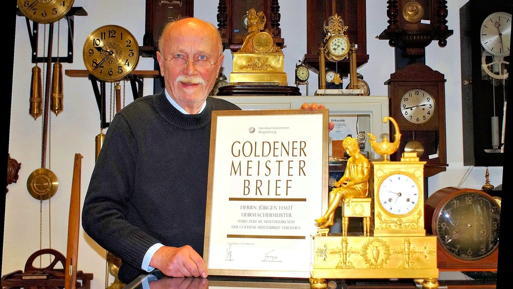 Uhrmacher Jürgen Haut aus Havelberg hat den Goldenen Meisterbrief erhalten. Neben ihm steht eine klassizistische Pendule, Bronze feuervergoldet, aus dem Jahr 1880. Auch diese Pendeluhr  hat er repariert.