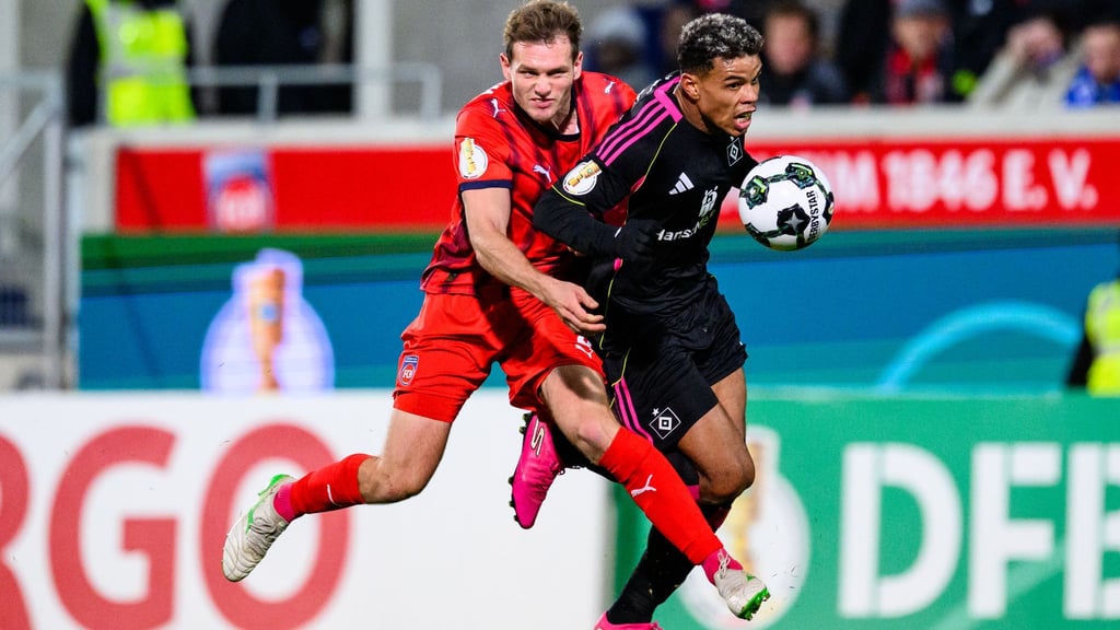 Notbremse: Für dieses Foul sah Heidenheims Tim Siersleben (l.) Rot.