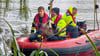 Kameraden der Feuerwehr helfen beim Einfangen