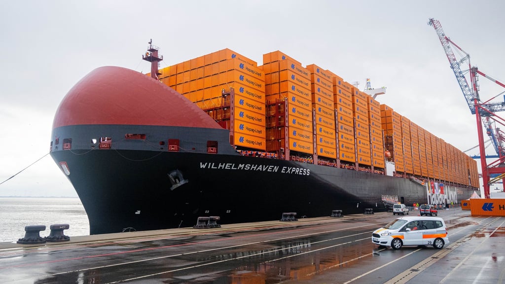 Das Containerschiff „Wilhelmshaven Express“ wird künftig regelmäßig den JadeWeserPort ansteuern.