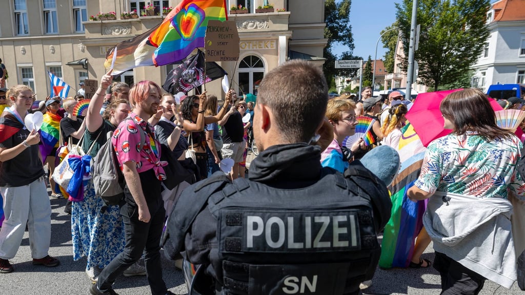 Rund zwei Drittel der CSD-Demos in Ostdeutschland wurde laut Bericht von Störungen begleitet. Besonders betroffen: Magdeburg und Bautzen. (Archivbild)