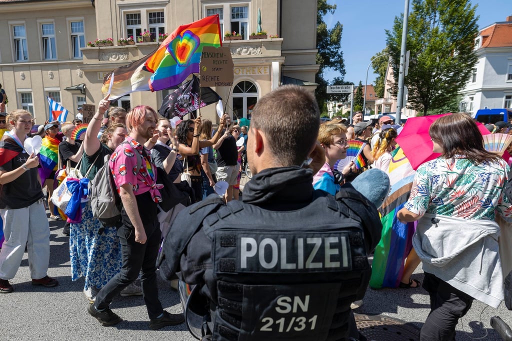 Rund zwei Drittel der CSD-Demos in Ostdeutschland wurde laut Bericht von Störungen begleitet. Besonders betroffen: Magdeburg und Bautzen. (Archivbild)