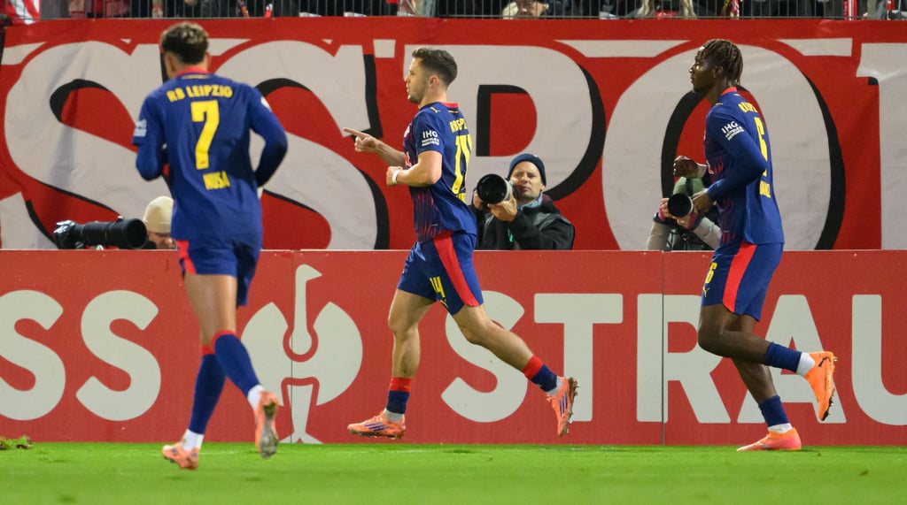 Christoph Baumgartner (RB Leipzig, M) jubelt nach seinem Tor zum 0:2.