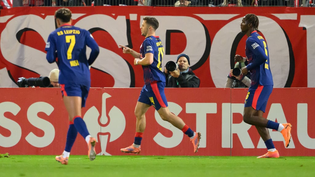 Christoph Baumgartner (RB Leipzig, M) jubelt nach seinem Tor zum 0:2.