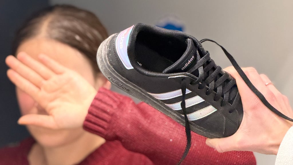 Eine 43-jährige Frau aus Stendal wurde am Samstag, 25. Oktober 2025, in Stendal von einem 21-jährigen Mann mit einem Schuh angegriffen.