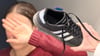 Eine 43-jährige Frau aus Stendal wurde am Samstag, 25. Oktober 2025, in Stendal von einem 21-jährigen Mann mit einem Schuh angegriffen.