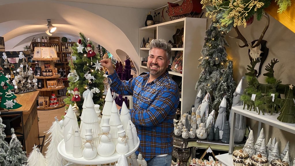 Mitten im Weihnachtszauber: Sebastian Schmidt in seinem liebevoll geschmückten „Kulinarischen Mitteldeutschland“.