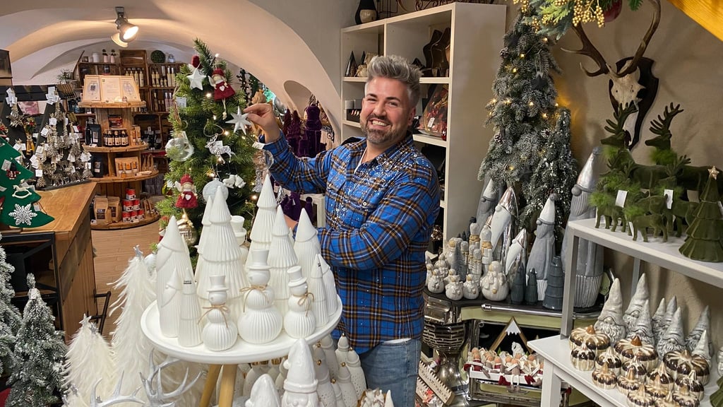 Mitten im Weihnachtszauber: Sebastian Schmidt in seinem liebevoll geschmückten „Kulinarischen Mitteldeutschland“.