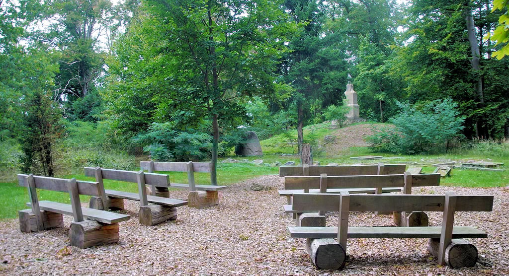 Am Eingang zum Bestattungswald auf dem Eiskuhlenberg ist ein kleiner Andachtplatz eingerichtet worden, auf dem die Trauerfeiern stattfinden können. Über einen Rundweg gelangt man dann zu der vorbereiteten Grabstelle.