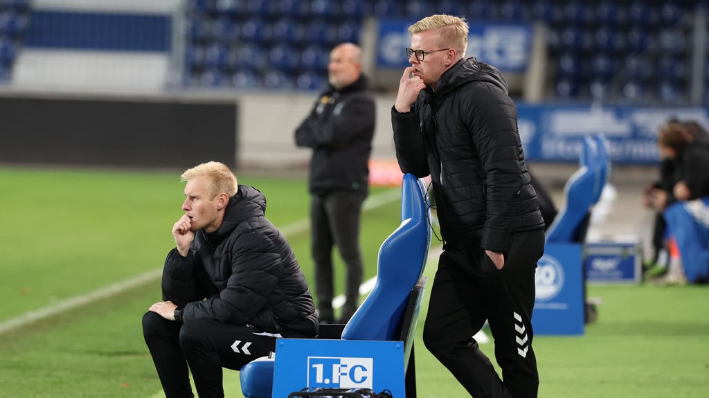 Interimstrainer Daniel Wölfel (l.) und Co-Trainer Maximilian Heidel sahen am Dienstag eine Niederlage des 1. FC Magdeburg II.&nbsp;