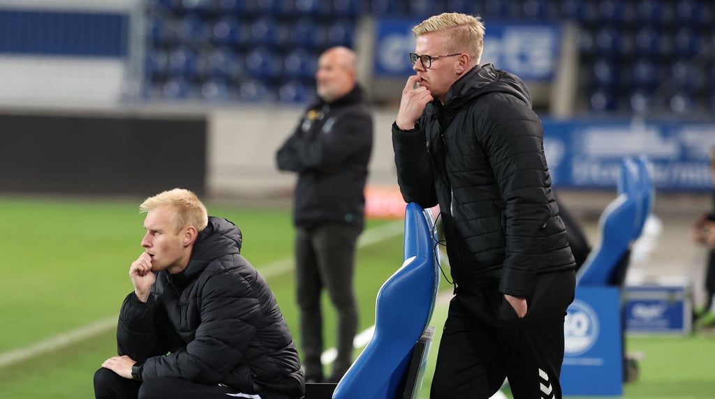Interimstrainer Daniel Wölfel (l.) und Co-Trainer Maximilian Heidel sahen am Dienstag eine Niederlage des 1. FC Magdeburg II. 
