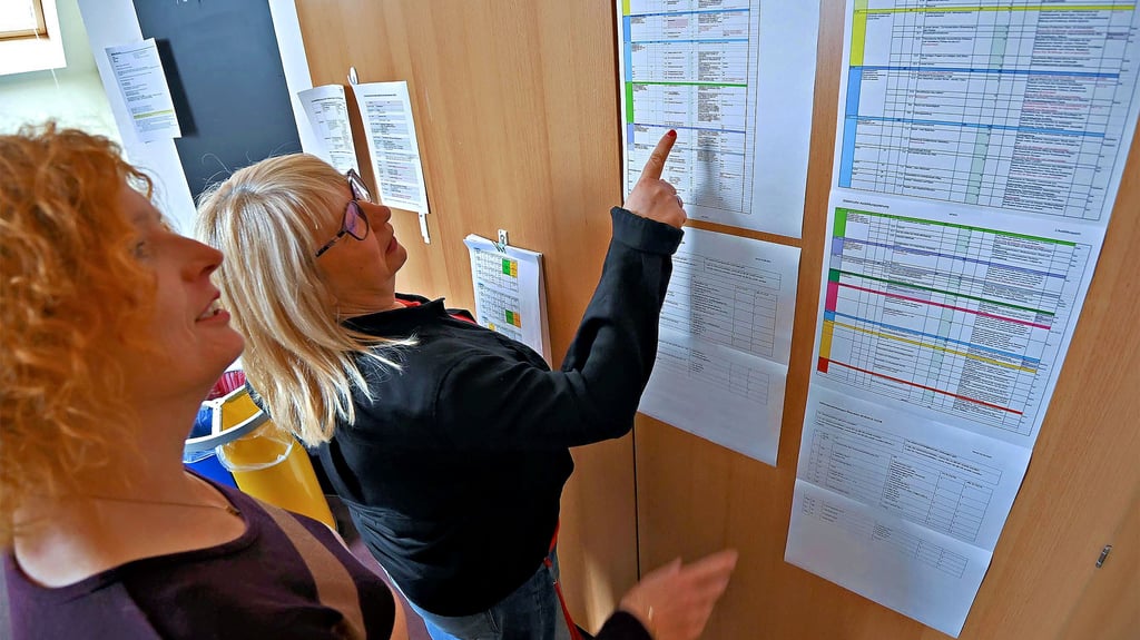 Ines Bretschneider (links) und Katrin Püschel gehen einige Pläne für das letzte Jahr an der Paritätischen Fachschule durch.