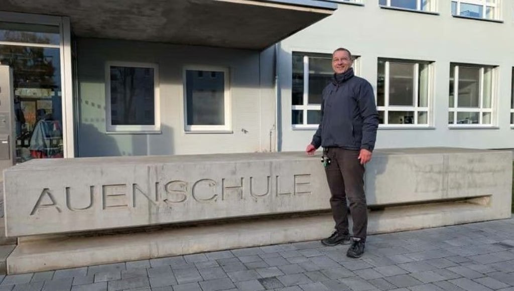 Torsten Schiedung steht vor seiner alten Schule in der Neubauer-Straße.
