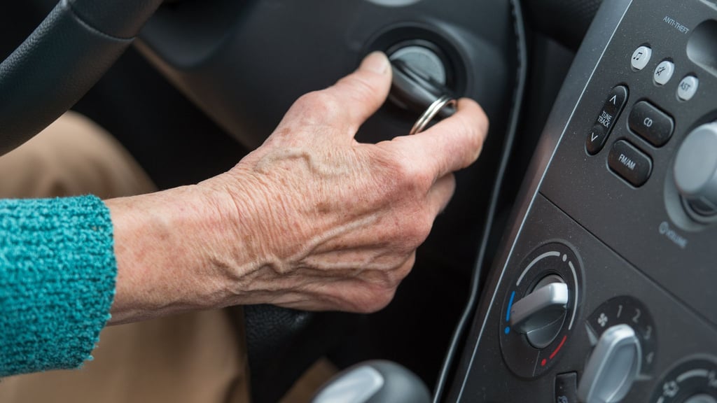 Eine Studie hat herausgefunden, was Ursachen für Verkehrsunfälle Älterer sind. (Symbolbild)