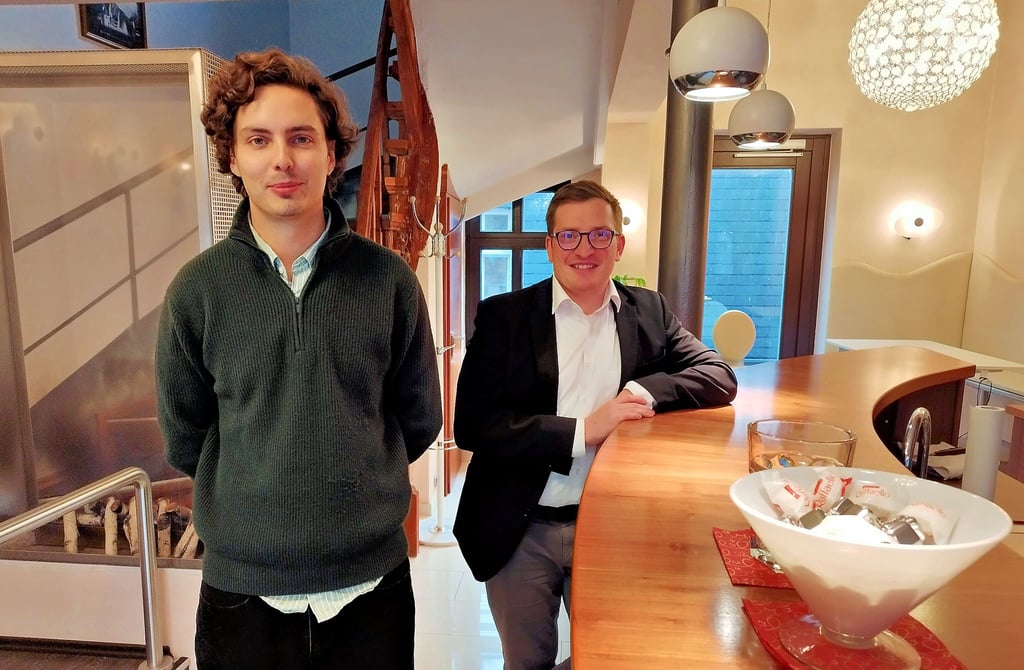 Max Schubert (links im Bild) und Robert Drews im zukünftigen EU-Büro in der Burgstraße 11.