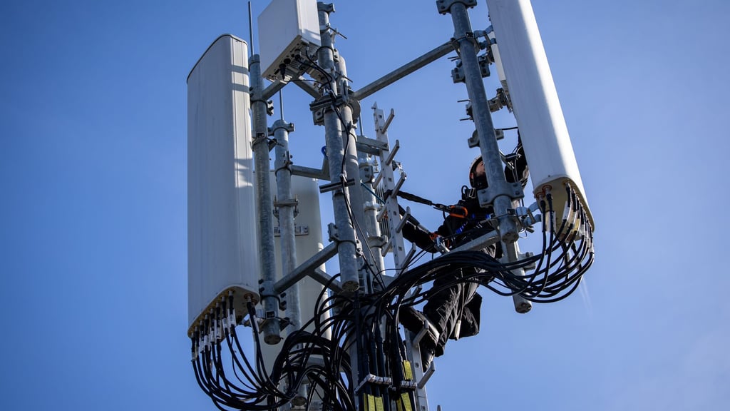 Im Gebirge, in Wäldern, Naturschutzgebieten und in Grenznähe ist das Netz für Internet auf dem Handy teils immer noch zu schwach. (Symbolbild)