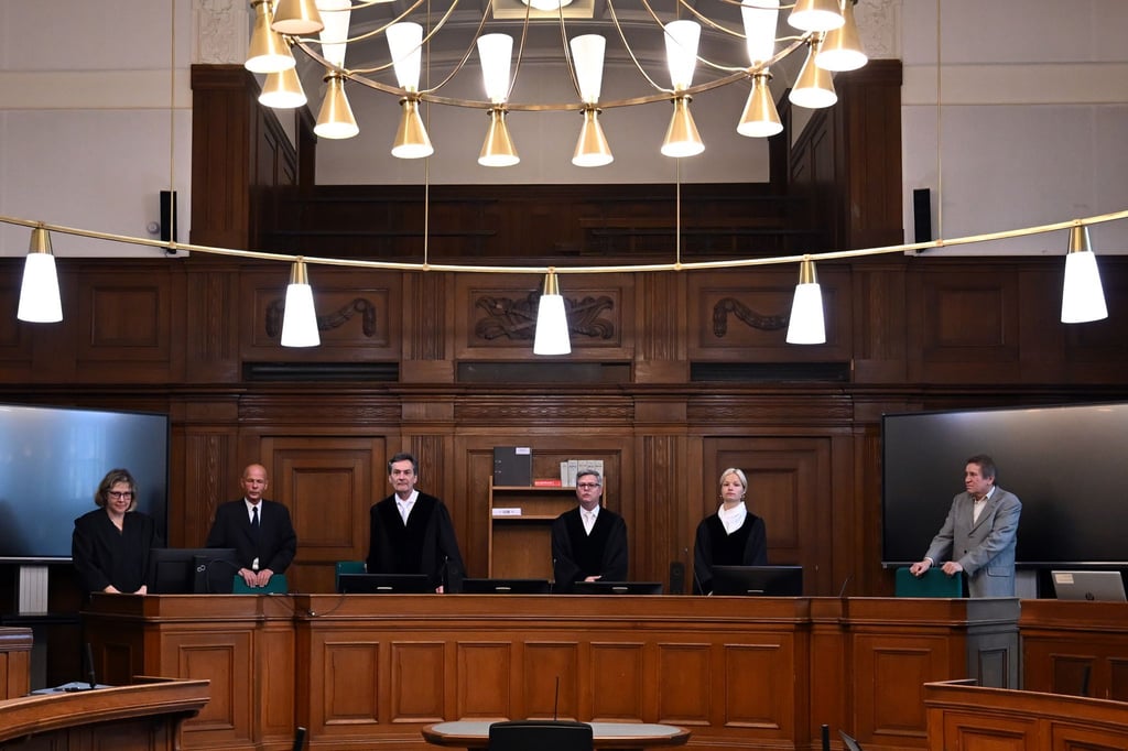 Gegen mutmaßliche Mitglieder einer Bande wird wegen Betrugs mit angeblich wertvollen Büchern verhandelt.