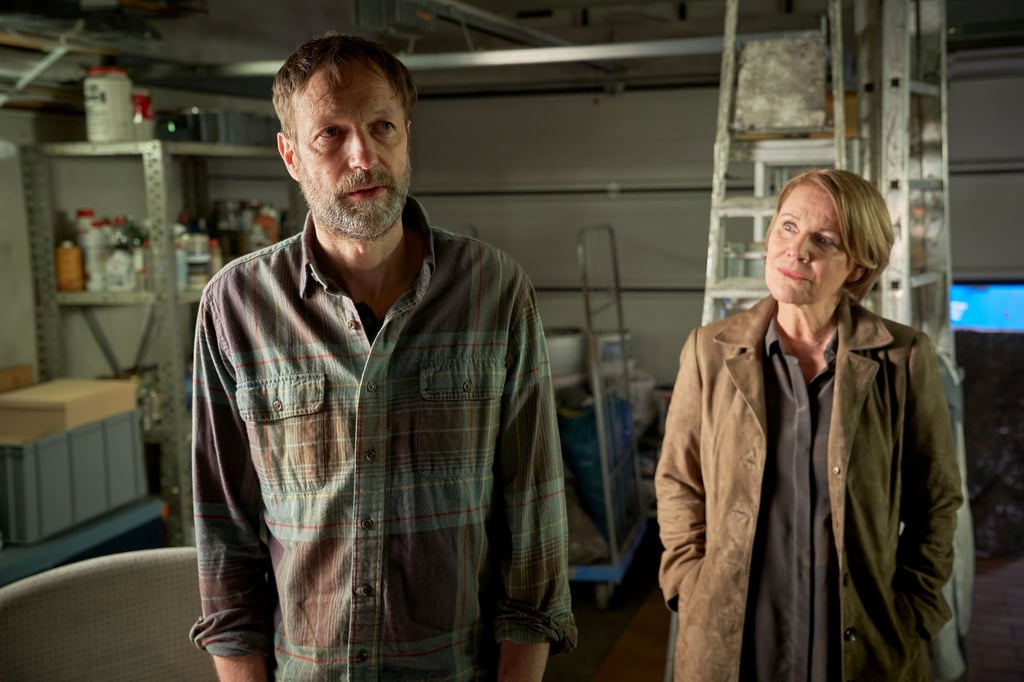 Szene des Krimis „Marie Brand und der überwundene Tod“ mit Schauspieler Martin Skoda als Malermeister Stefan Fassbender und Mariele Millowitsch als Marie Brand.