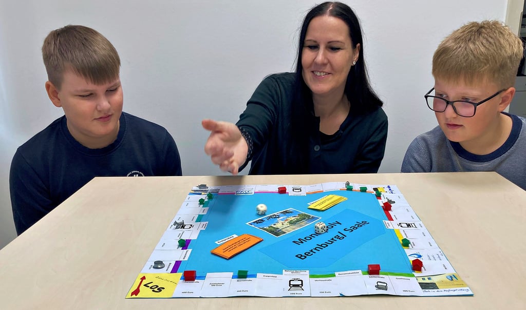 Jenny Nagelsmann hat mit ihren Söhnen Bjarne (12/links) und Aaron (9) ein Bernburg-Monopoly kreiert.