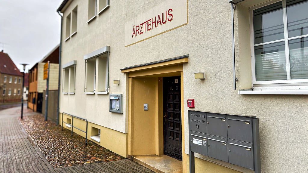 Das Ärztehaus in Kemberg: Hier befindet sich die Praxis von Carsten Bettermann, die derzeit wegen Krankheit geschlossen ist. Eine Vertretung vor Ort gibt es nicht mehr. Patienten müssen nach Leipzig oder Weißenfels ausweichen.