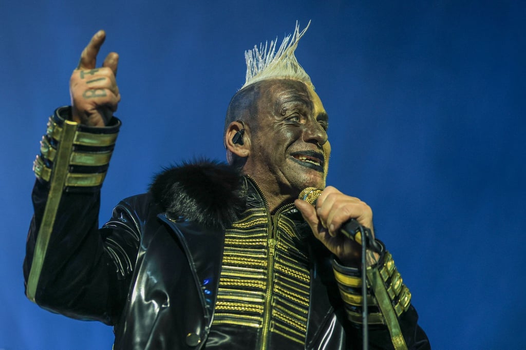 Till Lindemann singt zum Auftakt der Solo-Tournee vor rund 10.000 Menschen in Leipzig.