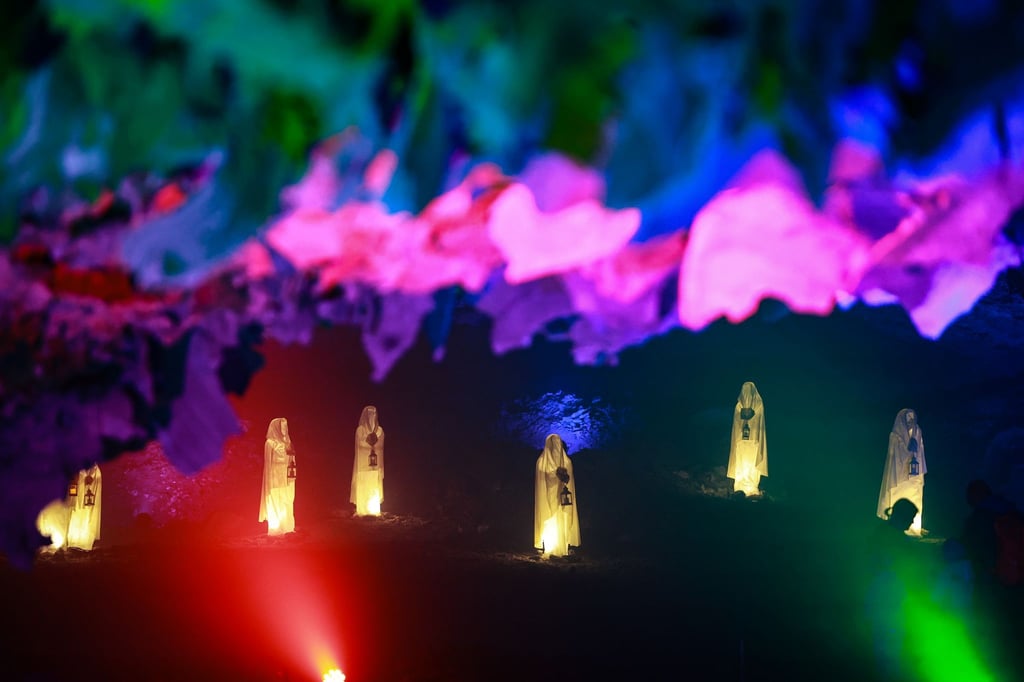 Hexen, schaurige Nonnen und ein Voodoo-Priester sorgen für Gruselstimmung in der Barbarossahöhle. (Archivbild)