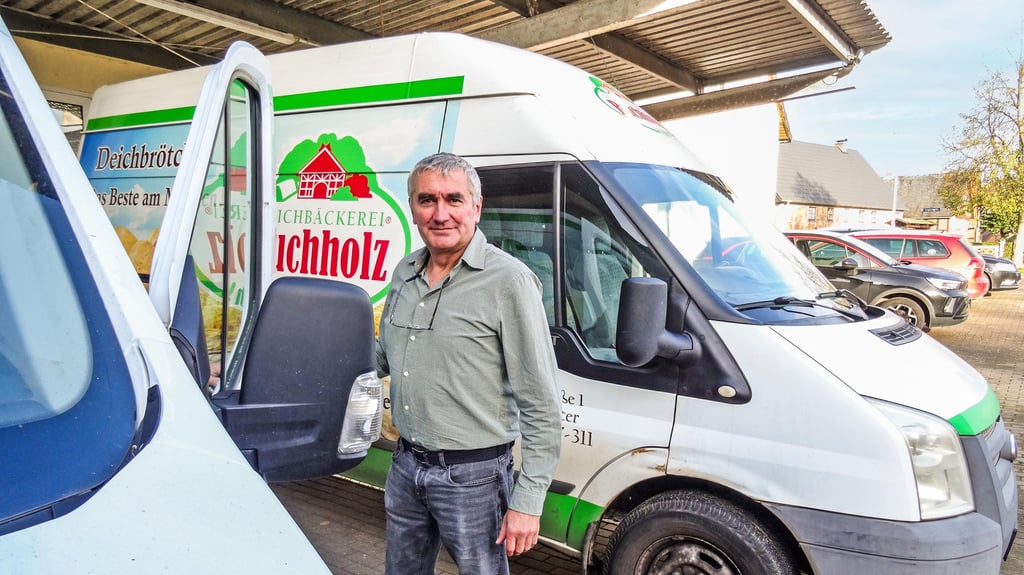 Olaf Buchholz (61) übernahm die Deichbäckerei Beuster (Seehausen) 1992 von seinem Vater und schaut mit großer Sorge auf den Sommer 2026. Wegen des geplanten Neubaus der B189-Elbbrücke müssen er und seine Mitarbeiter auf dem Weg nach Wittenberge eine große Umleitung in Kauf nehmen.