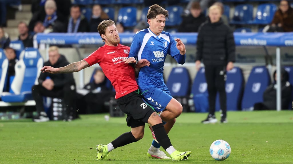 Philip Türpitz (hier links im Duell mit Dariusz Stalmach) besiegte den 1. FC Magdeburg II bei seiner Rückkehr mit der VSG Altglienicke.