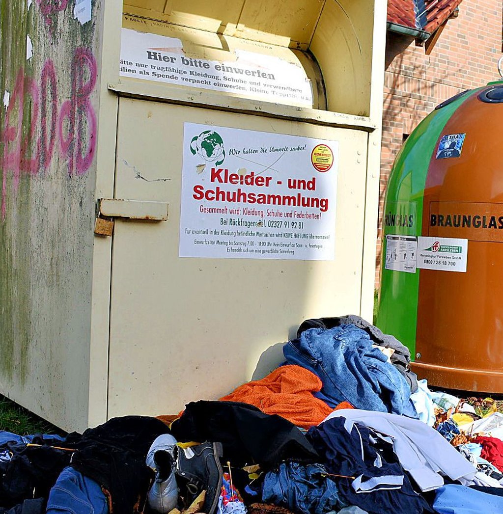 In Mechau  liegt Kleidung lose vor dem Container.
