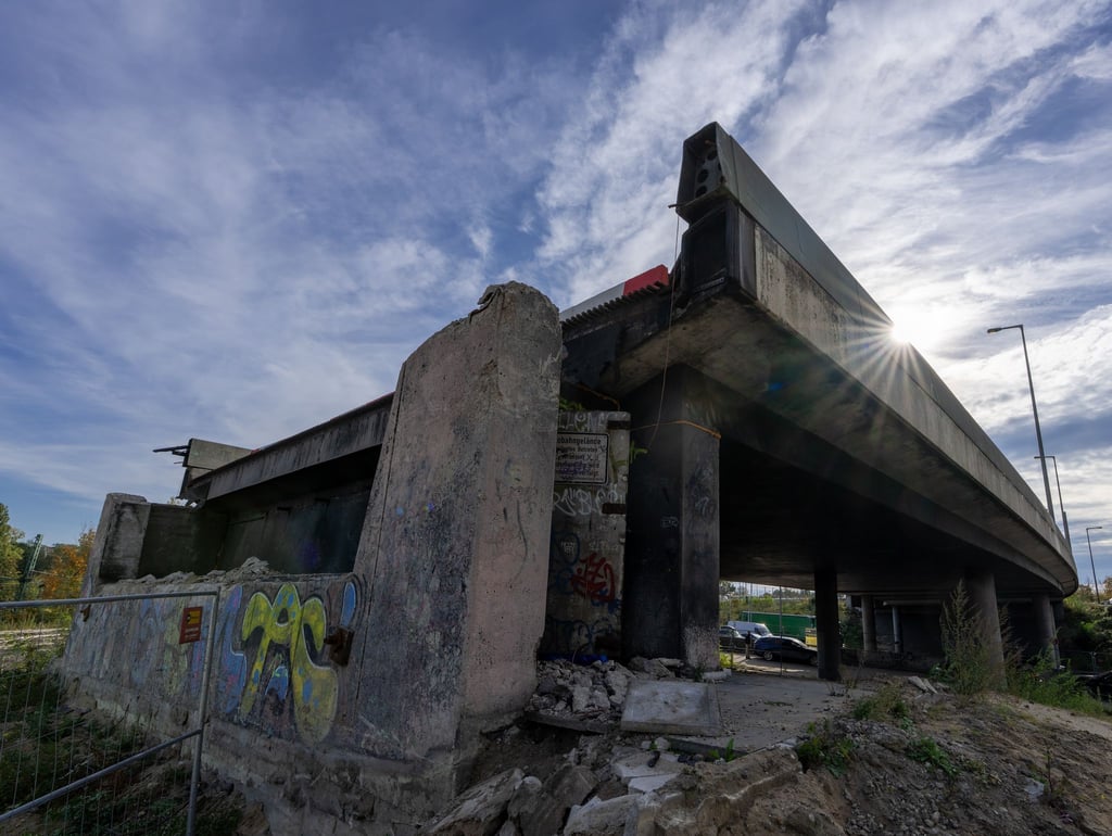 Im Zuge des Neubaus der Ringbahnbrücke im Berliner Westen kommt es von Donnerstagabend bis Montagmorgen zu Verkehrseinschränkungen. (Archivbild)